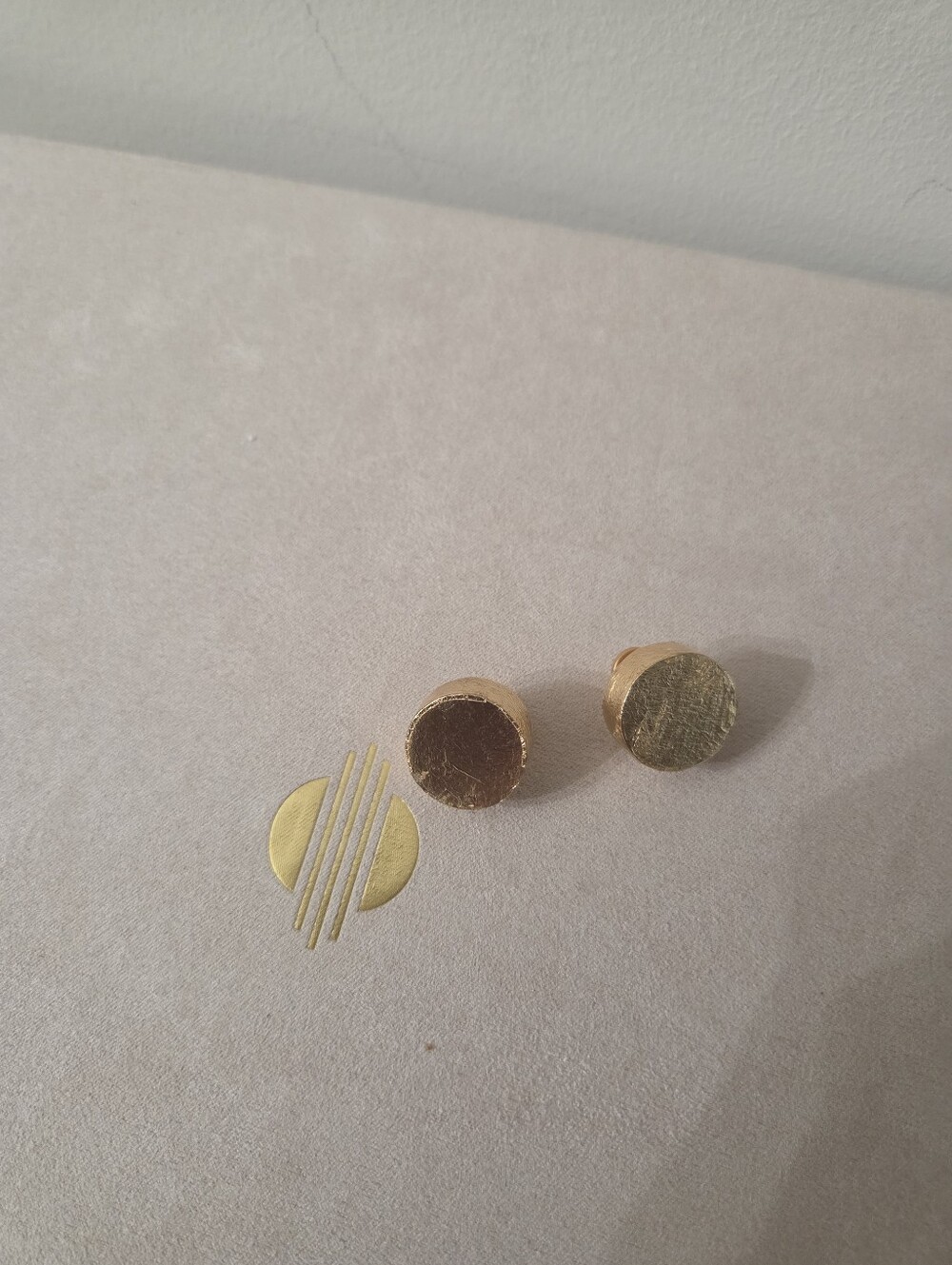 Veya Khoi Round Gold Disc Stud Earrings SMALL - Picture 2 of 3